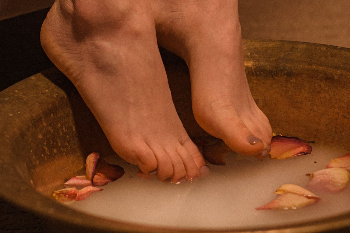 Des pieds posés dans une bassine dorée d'eau laiteuse parsemée de pétales roses : un bain de pieds chaud, 20 minutes au maximum, détend et ramollit la peau, mais il ne détoxifie pas le corps et se déconseille en cas de diabète.