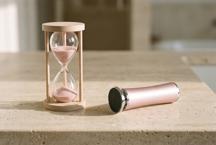 Un sablier au sable rosé et la râpe électrique Velours : la corne revient avec le temps parce que l'on continue de marcher, d'où l'intérêt d'un entretien doux et régulier