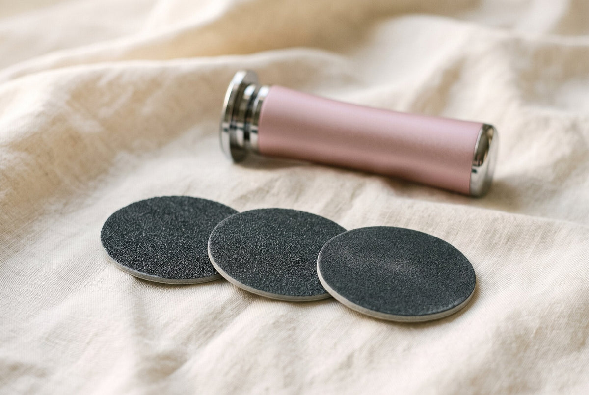 Trois disques abrasifs de 43 mm, du grain le plus gros au plus fin, devant la lime électrique Velours : le grain 80 pour la corne épaisse, le 100 pour l'entretien, le 180 pour la finition