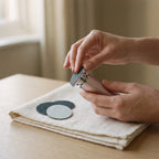 Pose d'un disque neuf sur la tête de Velours, disques de rechange sur une serviette