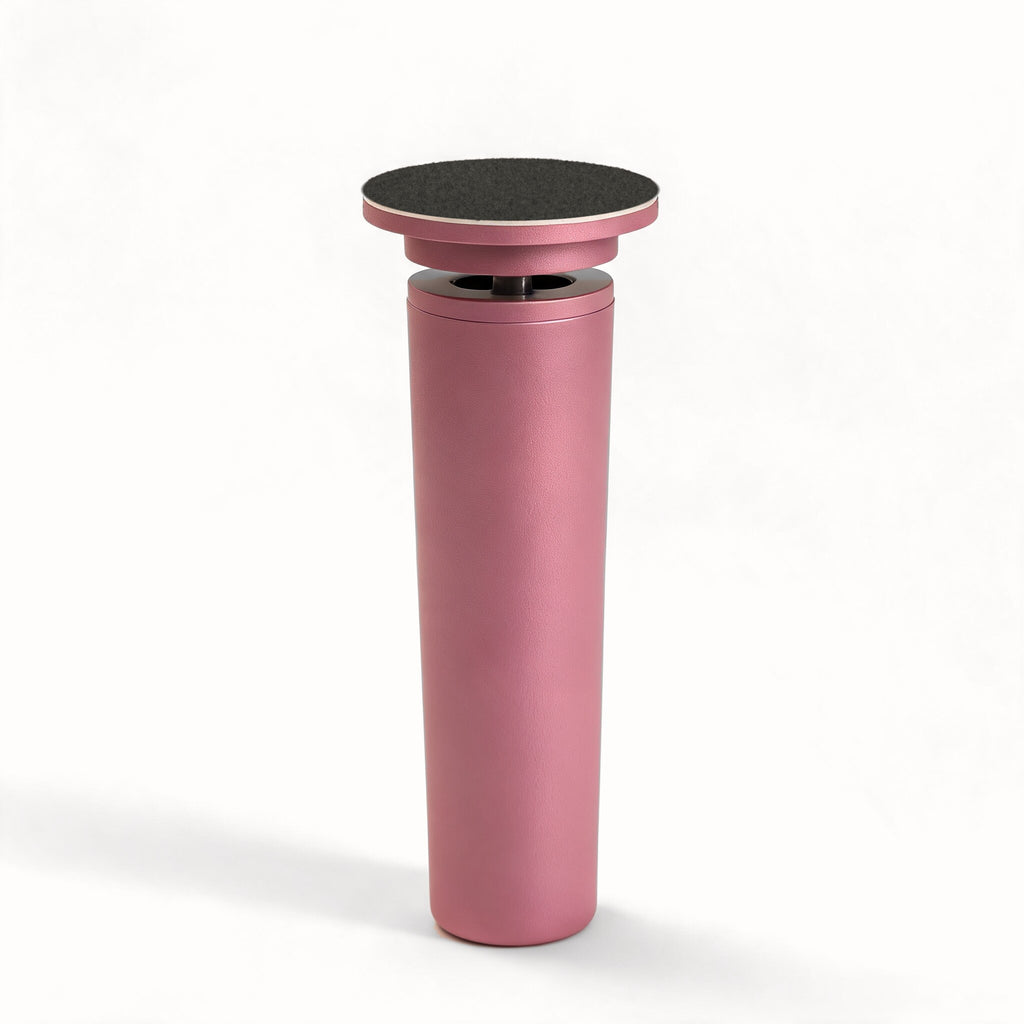 Velours Nomade vu de trois quarts : râpe électrique USB au corps rose métallisé, tête en étages et disque abrasif