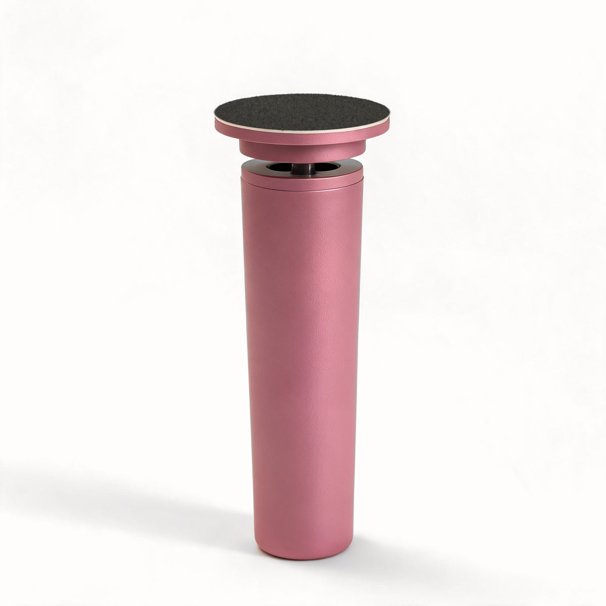 Velours Nomade vu de trois quarts : râpe électrique USB au corps rose métallisé, tête en étages et disque abrasif