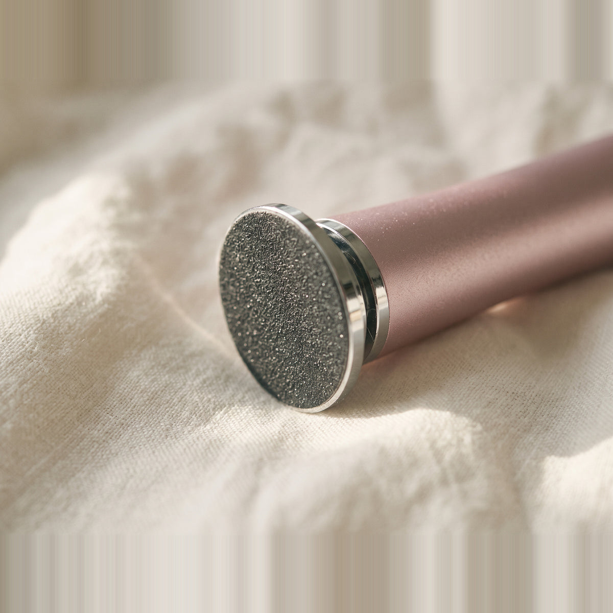 Gros plan sur la tête de la râpe électrique Velours : bague chromée et disque abrasif de 43 mm