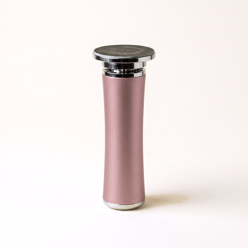 Velours vu de trois quarts : ponceuse électrique pour les pieds en aluminium rose, tête chromée et disque abrasif