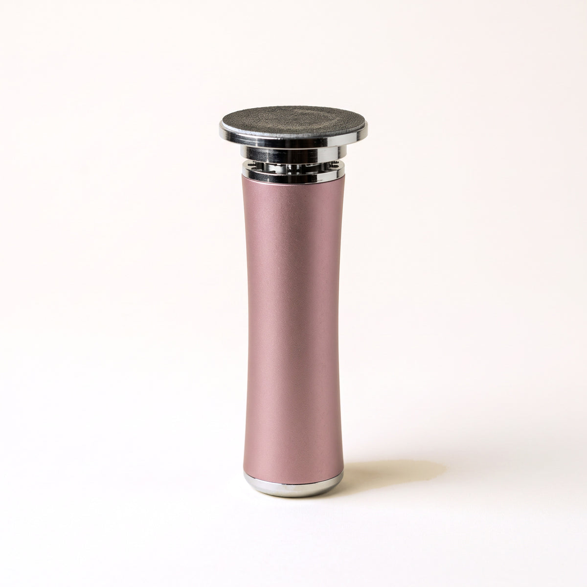 Velours vu de trois quarts : ponceuse électrique pour les pieds en aluminium rose, tête chromée et disque abrasif